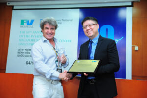 FV, Trung Tâm Mắt Quốc Gia Singapore kỷ niệm 10 năm hợp tác; phẫu thuật đục thuỷ tinh thể miễn phí cho 47 bệnh nhân