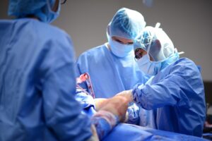 FV đã cứu kịp đôi chân bị nhiễm trùng nặng của huấn luyện viên lướt ván đến từ Anh
