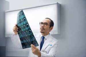 Câu chuyện ‘Đứng trước sinh tử’ Kỳ 7: Bác sĩ Lê Trọng Phát – Trưởng Trung tâm điều trị xương và khớp Bệnh viện FV – Trái tim biết nghe