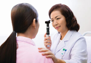 Câu chuyện ‘Đứng trước sinh tử’ – Kỳ 9: Từ đôi mắt sáng mở ra một cuộc đời mới