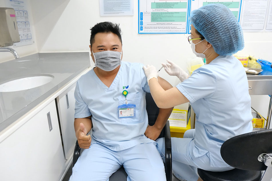 Các nhân viên y tế của FV phấn khởi vì được tiêm vắc xin phòng Covid-19