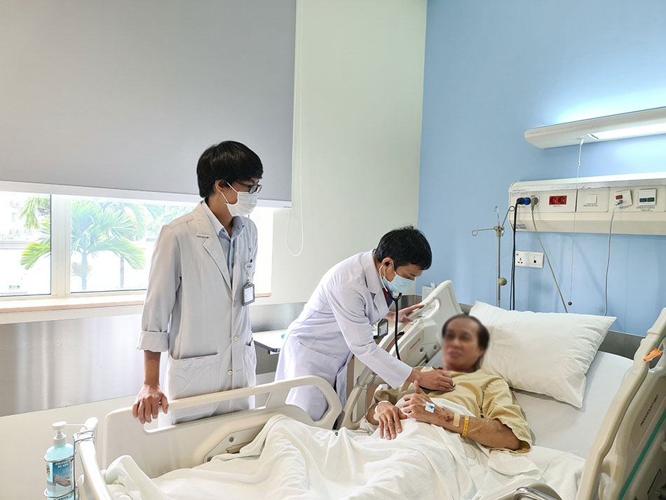 Bác sĩ Hồ Minh Tuấn đang kiểm tra tình trạng sức khỏe của ông L.C.S. sau thủ thuật