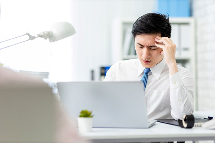Điều trị các chứng đau đầu văn phòng bằng Y học Cổ truyền