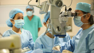 The world’s leading corneal transplant expert Dr Tan returned to FV Hospital, offering affordable ophthalmology treatment to Vietnamese patients