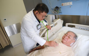 FV Hospital successfully im-plants the first wireless artifi-cial cardiac pacemaker with atrial sensor in Vietnam
