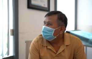 Elderly farmer who suffered from a severe hip infection for 2 years can now walk well again