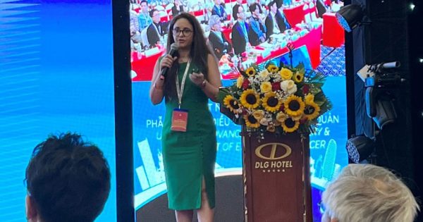 食道がんカンファレンスにおけるバスマ・ムバレク博士の優れた報告書