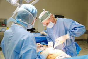 Doctor McKay McKinnon Returns to Vietnam to Treat Patients with Rare Tumours at FV Hospital