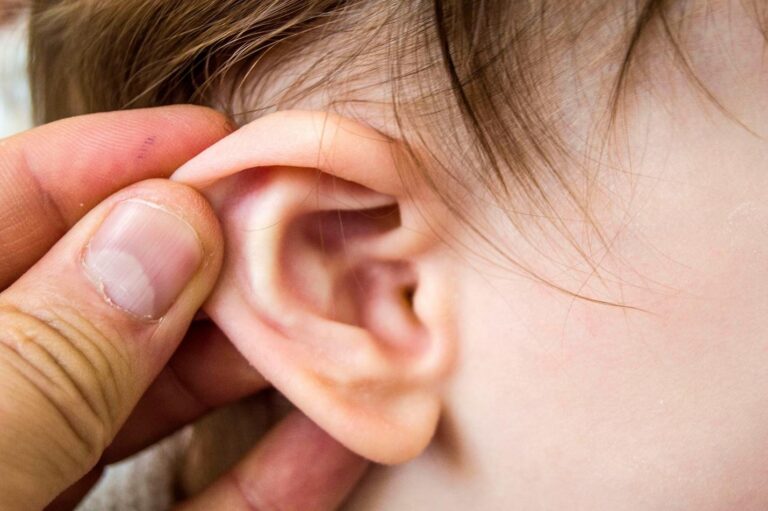 5 Dấu hiệu viêm tai giữa ở trẻ ba mẹ rất dễ nhầm lẫn