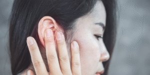 Viêm tai giữa người lớn: Nguy hiểm khi tự chữa trị tại nhà!