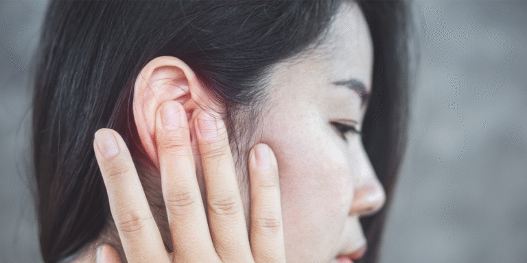 Viêm tai giữa người lớn: Nguy hiểm khi tự chữa trị tại nhà!