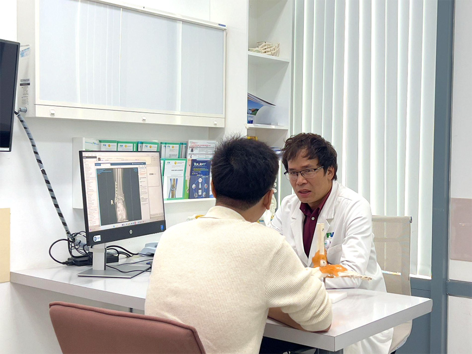 Bác sĩ Nguyễn Tuấn Định, Khoa Chấn thương Chỉnh hình, Bệnh viện FV, tư vấn cho bệnh nhân.