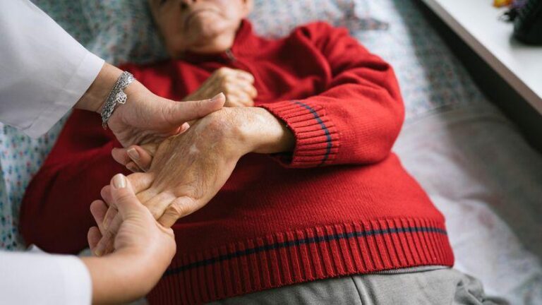 Dấu hiệu sắp đột quỵ: Nhận diện kịp thời, cứu sống đúng lúc