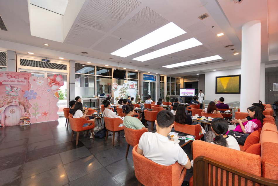 Chương trình “Trà chiều cùng Bác sĩ” thu hút sự quan tâm gần 30 mẹ bầu cùng gia đình