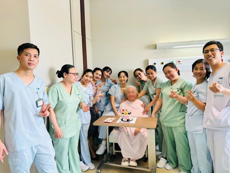 Sinh nhật lần thứ 77 của bà S đầy ấm áp do chính các điều dưỡng tổ chức trong thời gian dưỡng bệnh tại FV