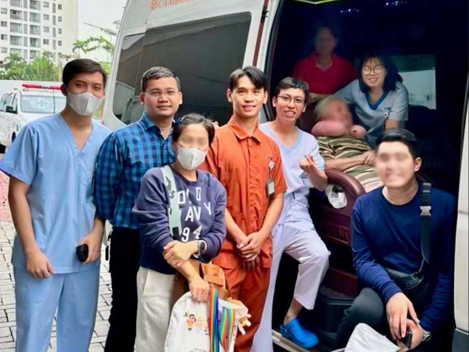 Các nhân viên y tế FV tiễn bà S. về nước.