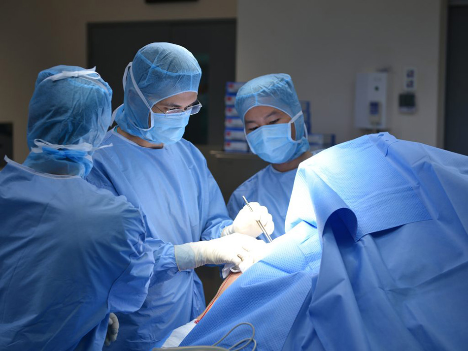 Bác sĩ Trương Hoàng Vĩnh Khiêm phẫu thuật chuyển vạt da cho bệnh nhân loét tì đè.