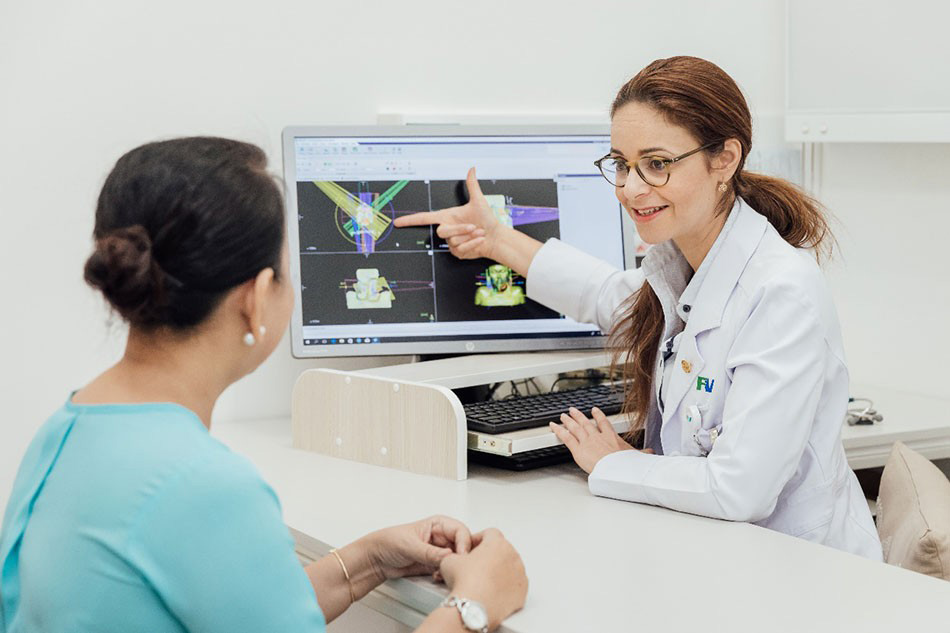 BS. Basma M’Barek tư vấn phác đồ điều trị ung thư vú cho bệnh nhân.
