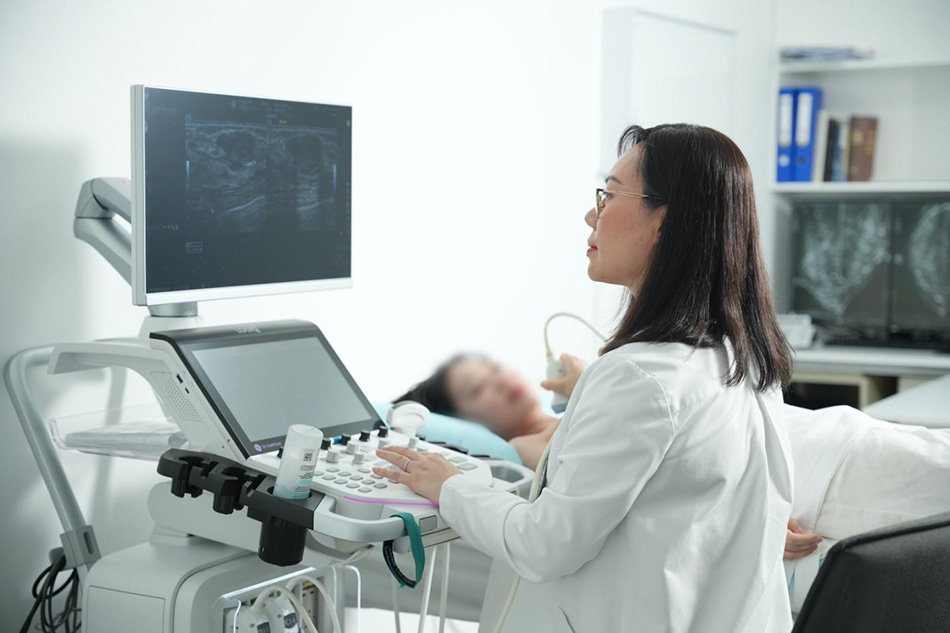 BS.CKI Phùng Ngọc Thư - chuyên gia với hơn 20 năm kinh nghiệm trong lĩnh vực chăm sóc và điều trị các bệnh lý tuyến vú.