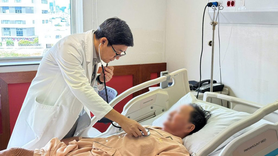 Bác sĩ Lương Ngọc Trung khám cho bệnh nhân