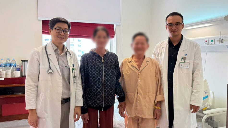 Bác sĩ Lương Ngọc Trung (trái) đến thăm ông N.V.Đ. trước ngày xuất viện.