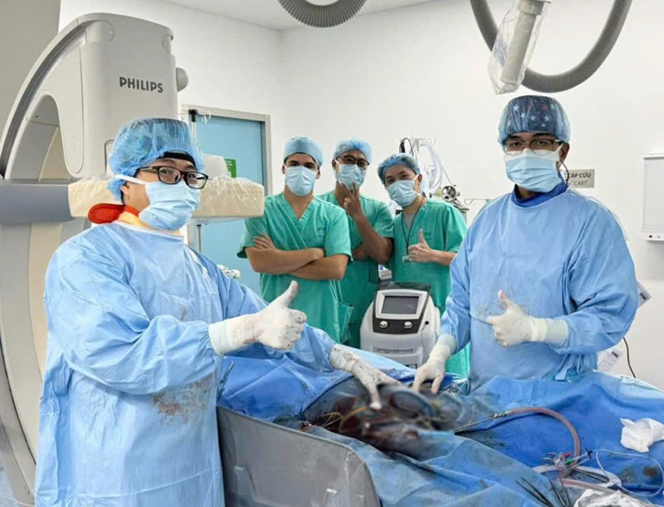 Ca can thiệp nội mạch sử dụng khí CO₂ để chụp mạch và phẫu thuật bắc cầu cho bệnh nhân N.V.Đ. được các bác sĩ FV thực hiện thành công.