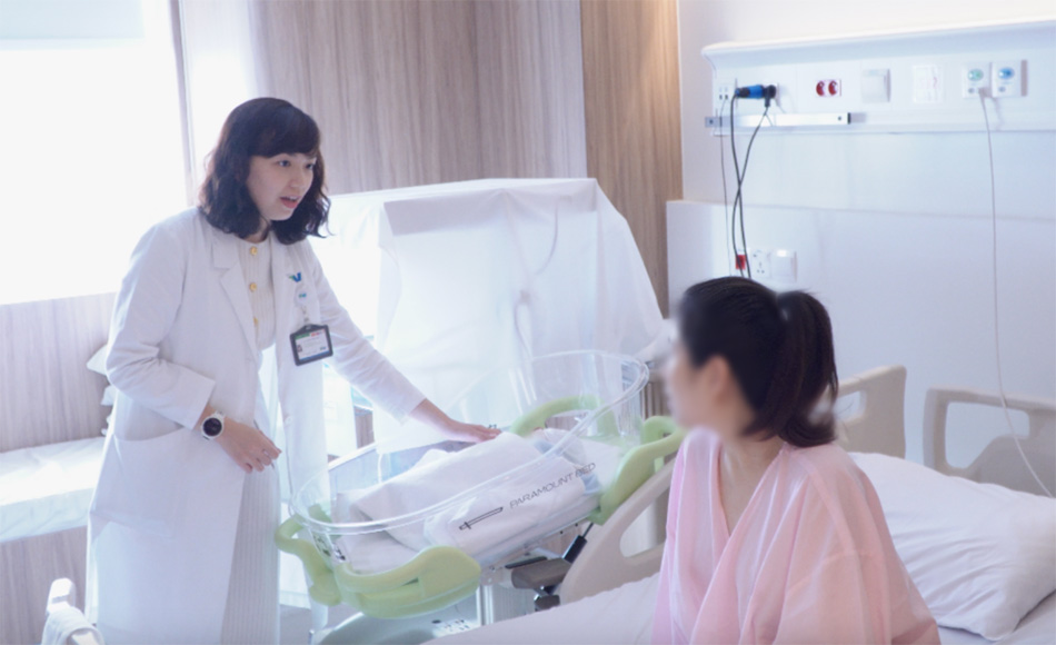 Bác sĩ Võ Thị Thanh Vân chăm sóc sức khỏe cho mẹ và bé sau sinh.