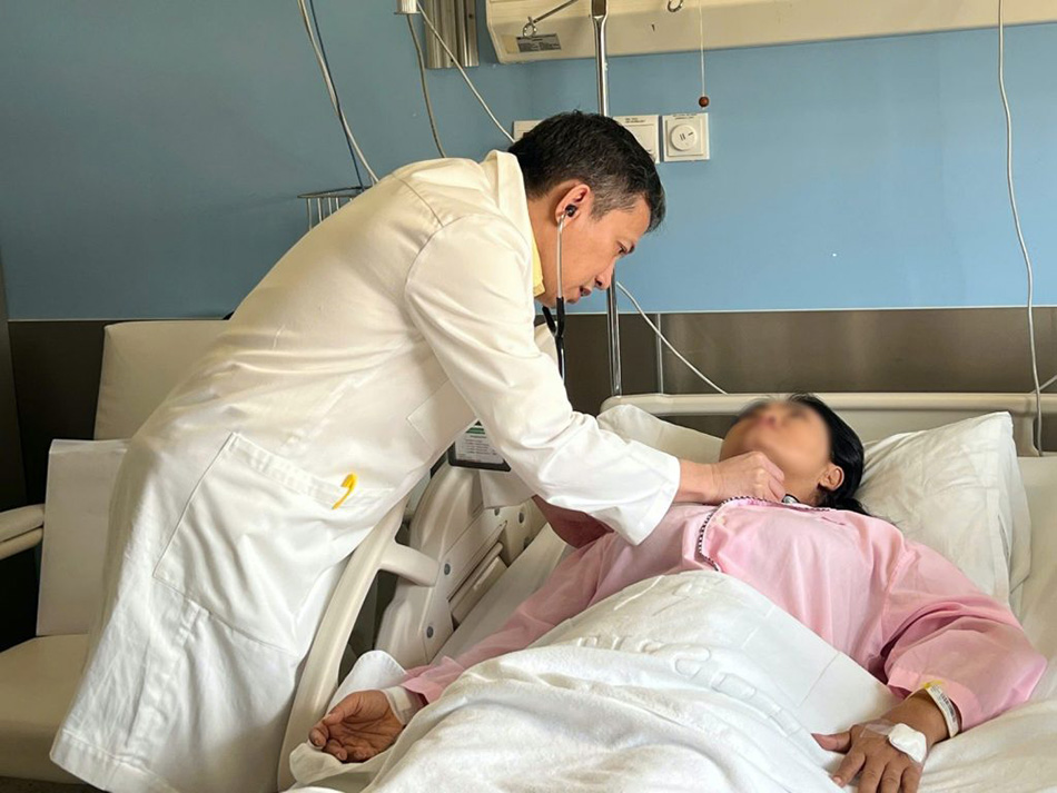 Dr Ho Minh Tuan examines Ms K.S. before her discharge