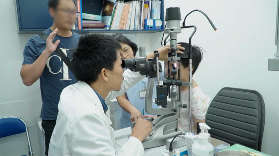 Dr Vo Le Khanh Hung, Ophthalmologist, Ophthalmology and Refractive Surgery Department, FV Hospital, examines the young patient’s eyes