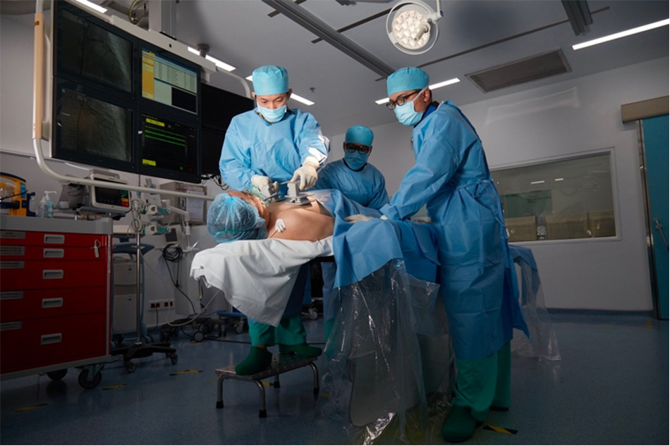 TS.BS Hồ Minh Tuấn can thiệp khơi thông mạch máu cứu bệnh nhân qua cơn nhồi máu cơ tim cấp.