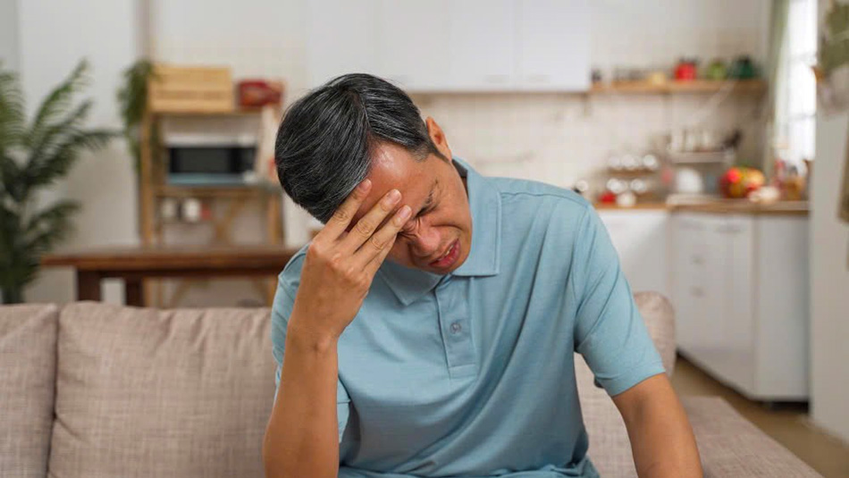 Đau đầu dữ dội, thị lực suy giảm là dấu hiệu cảnh báo đột quỵ não