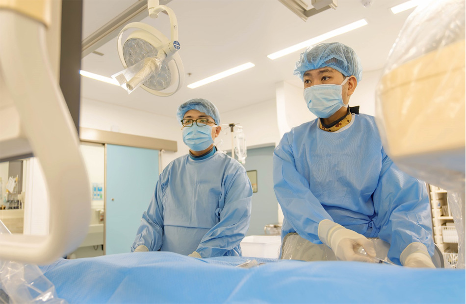 Bác sĩ Huỳnh Hữu Danh (phải) thực hiện thủ thuật can thiệp mạch cho bệnh nhân bị rò động tĩnh mạch não