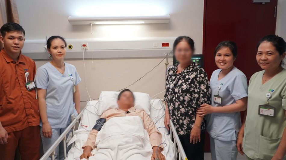 Mr N.V. and his wife with the FV Hospital nursing team.