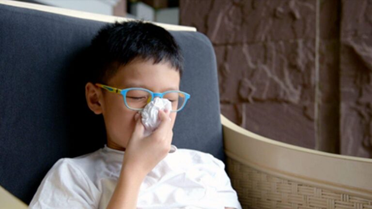 Phân biệt dấu hiệu bị viêm xoang ở trẻ em với viêm đường hô hấp trên