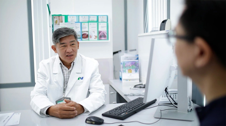Dr Le Duc Tuan, MSc, from the General Surgery Department at FV Hospital, consulting with the patient’s family about the surgical procedure.