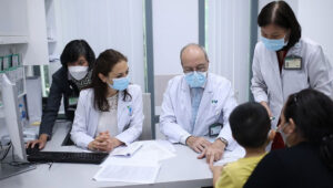 What are the conditions for international surgeons to come to Vietnam?