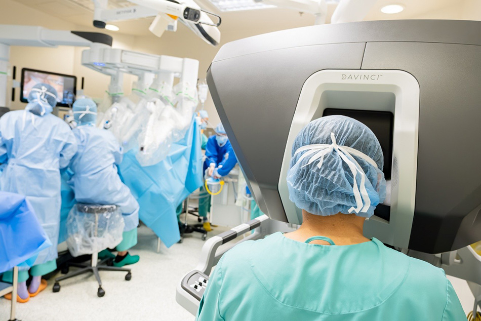 TS.BS.CKII. Đặng Đình Minh Thanh thực hiện phẫu thuật từ hệ thống điều khiển robot