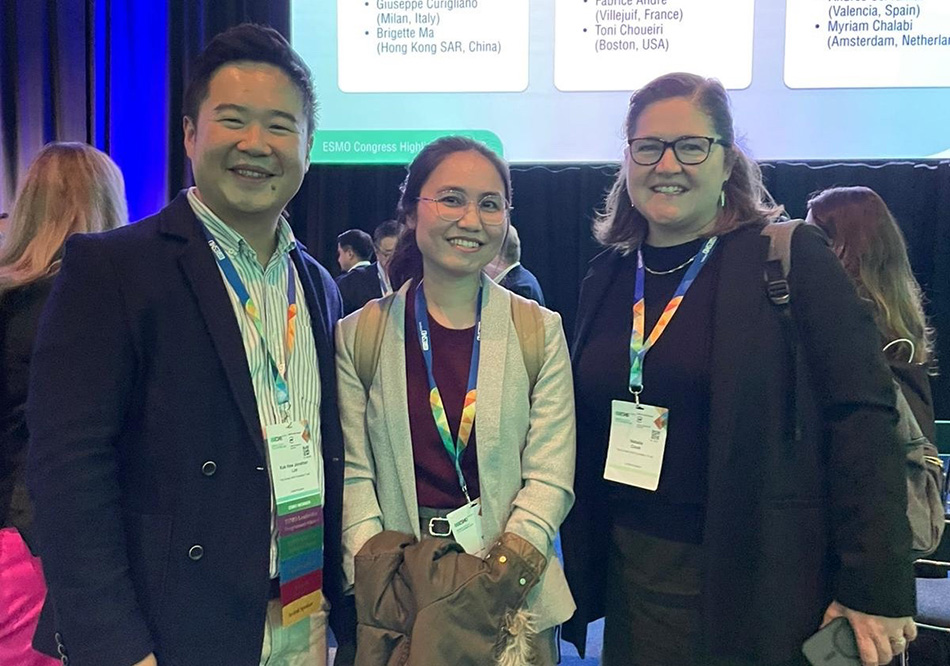 Dr Phuong Thao (centre) with experts at ESMO