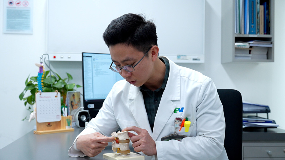 BSCKI. Phạm Hoàng Mạnh tư vấn cho bệnh nhân về tình trạng thoát vị đĩa đệm. (Ảnh:FV)