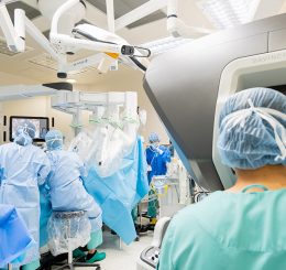 Bác sĩ FV dùng robot da Vinci tiếp cận 