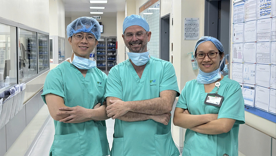 BS. Christophe Perruchoud cùng BSCKI. Nguyễn Nam Bình (phải) và BSCKI. Phạm Hoàng Mạnh