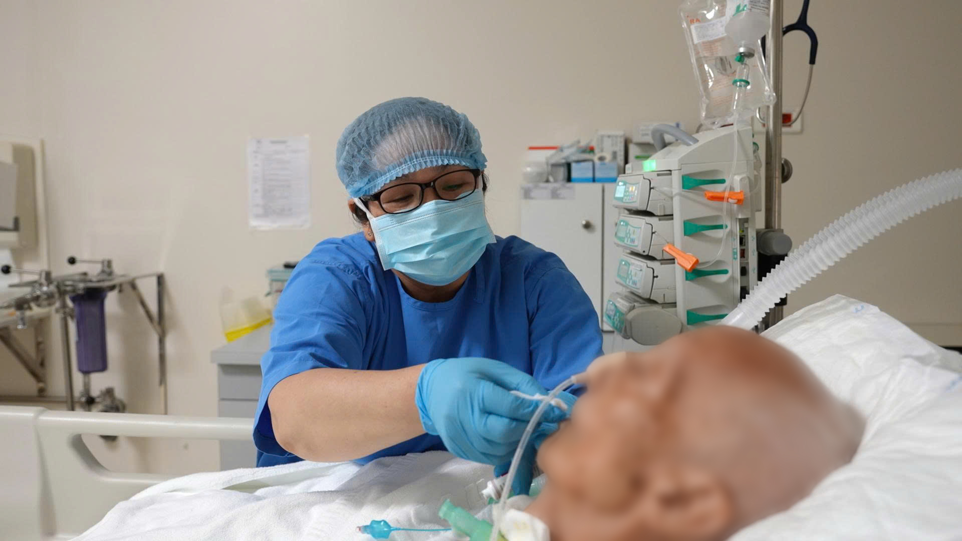 Là một hộ lý ICU tận tâm, chị Thi đã đồng hành cùng các điều dưỡng và bác sĩ chăm sóc cho nhiều ca bệnh nguy kịch trong suốt hơn 20 năm qua