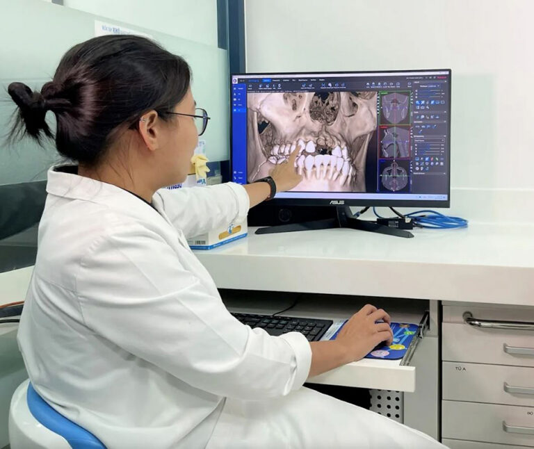 Bác sĩ bệnh viện FV chạy đua cứu 2 chiếc răng cửa bị bật khỏi hàm cho thiếu niên sau tai nạn giao thông nghiêm trọng