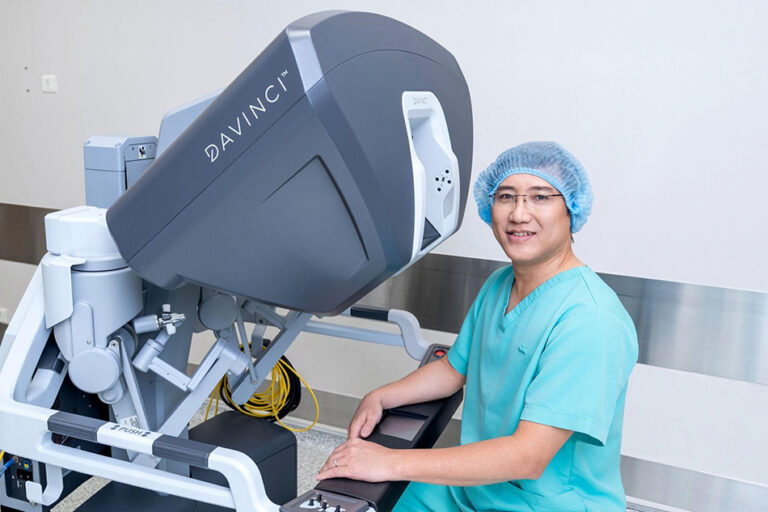 Bác sĩ FV dùng robot triệt tiêu “ma trận” hạch ung thư tuyến giáp, giúp bệnh nhân Campuchiatránh hai cuộc đại phẫu