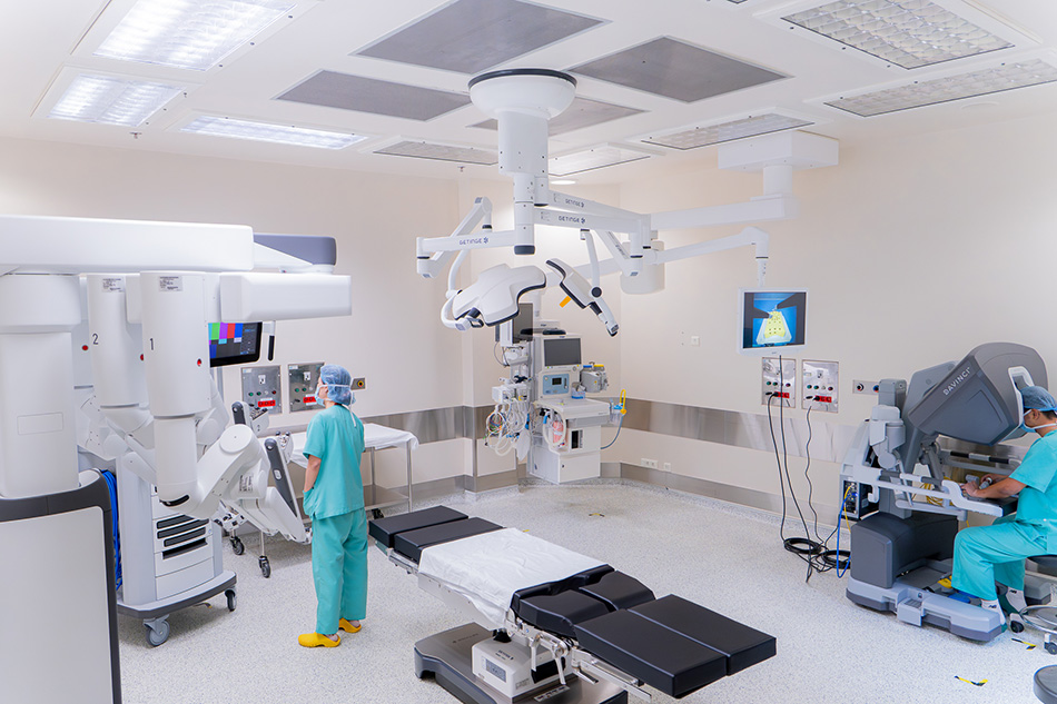 Ho ra máu vì ổ viêm phổi tái phát, người đàn ông Mỹ được bác sĩ FV cứu sống bằng phẫu thuật robot