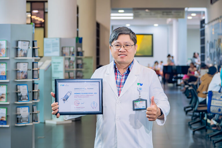 Bác sĩ Hoàng Quang Minh là 1 trong 3 chuyên gia đầu tiên tại Việt Nam được chứng nhận “Chuyên gia hướng dẫn kỹ thuật đặt máy tạo nhịp tim không dây”