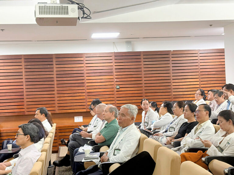 FV Hospital doctors successfully remove a 5-cm kidney tumour from an Australian patient using robotic-assisted surgery