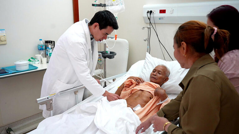 Patient wakes up after robotic oesophageal cancer surgery at FV Hospital, surprised to find no surgical marks