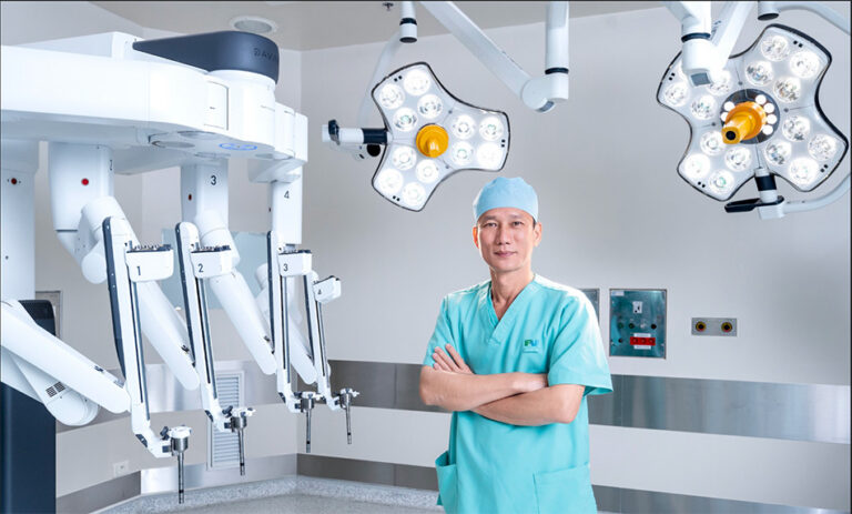 Bác sĩ FV dùng robot cắt bỏ thành công khối u thận bị gan che phủ