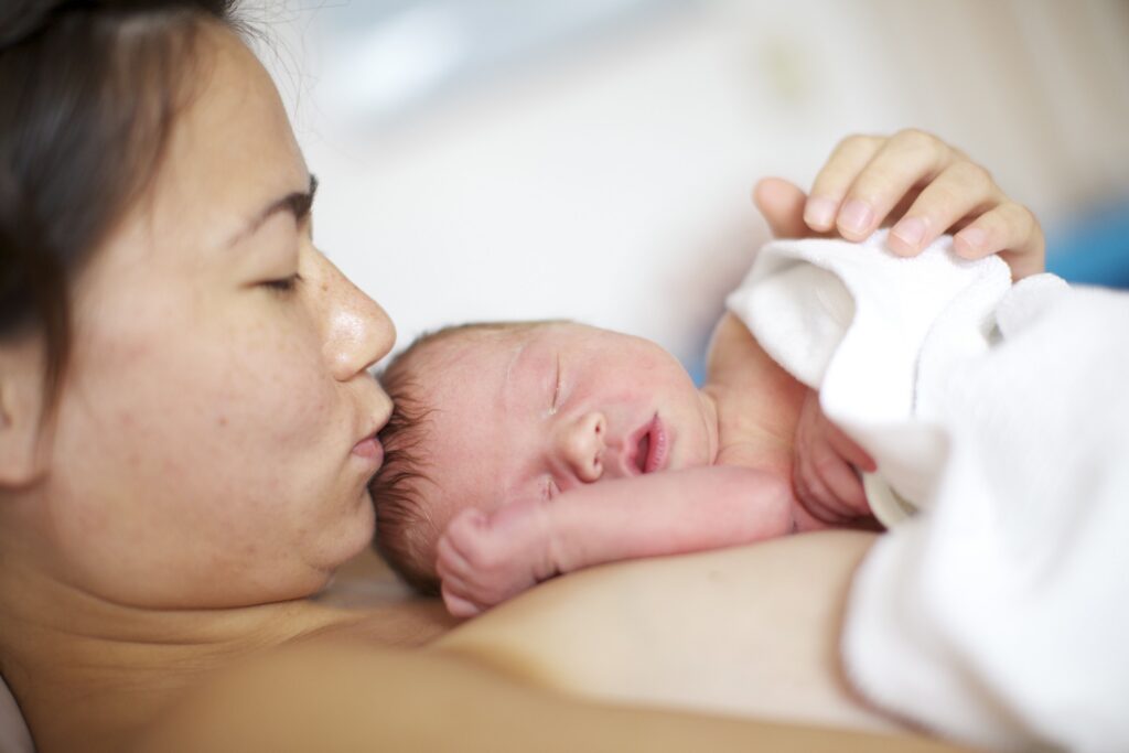Nuôi con bằng sữa mẹ: Sữa mẹ là nguồn dinh dưỡng tốt nhất cho trẻ sơ sinh và trẻ nhỏ